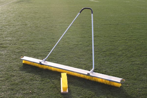Baanbezem all-weather, 2 meter, incl. blokbezems (geel) en trekbeugel