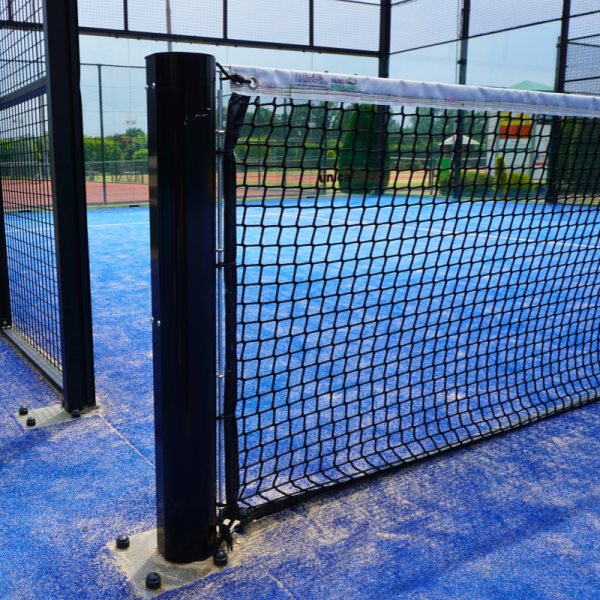 Kokernetpalen tbv padelbanen met stalen voet