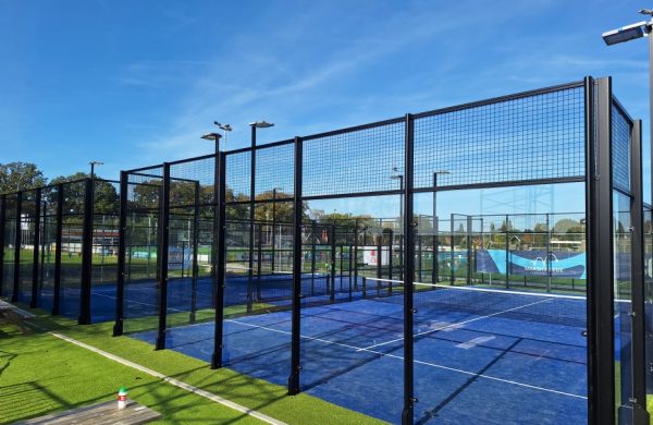 Padelbanen aangelegd in Neede