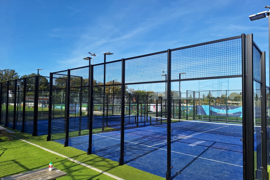 Padelbanen aangelegd in Neede